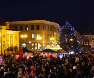 Ciężarówka Coca-cola w Białymstoku! Świąteczna atrakcja przyciągnęła tłumy mieszkańców na Rynek Kościuszki