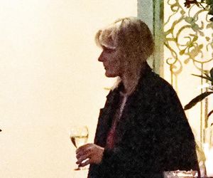 Anna Lewandowska w nocy pali elektryczne papierosy