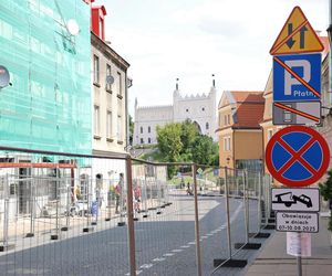 Przed sobotnim koncertem trwa budowa sceny na pl. Zamkowym w Lublinie