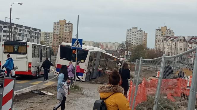 Kierowca autobusu stracił przytomność i wjechał w dziurę!