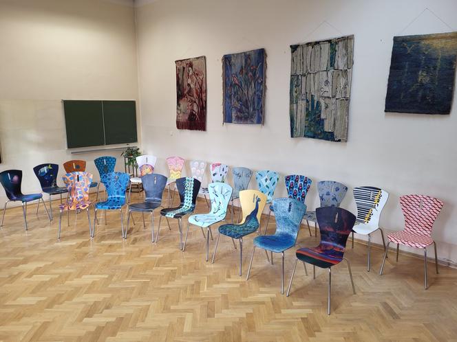 Piękna akcja uczniów z bielskiego liceum. Przygotowali stylizowane krzesła dla WOŚP-u