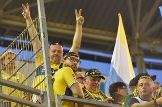 Sektor gości podczas finału PGE Ekstraligi. Zdjęcia kibiców Orlen Oil Motoru Lublin z Motoareny w Toruniu