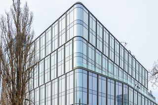 The Form – nowy biurowiec na Woli. Nietypowa architektura, trzy tarasy i widok na park