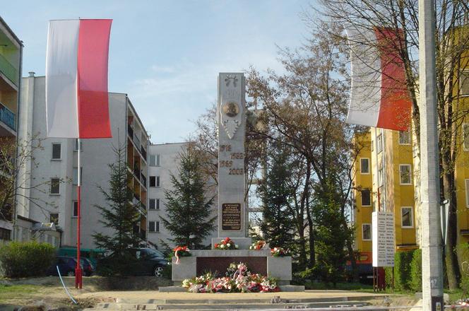 Zburzony i odbudowany!  Pomnik Niepodległości w Starachowicach