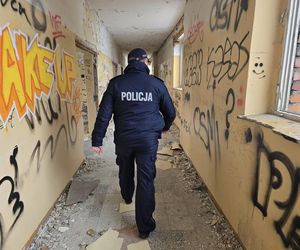 Policjanci z Leszna sprawdzali miejsca, gdzie koczują bezdomni 