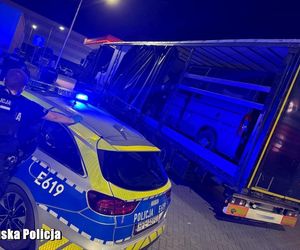 Chciał być sprytny, policjanci okazali się sprytniejsi. To znaleźli na naczepie tira