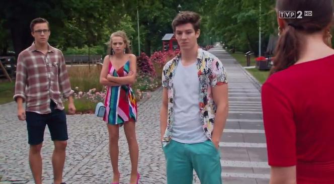 Barwy szczęścia odc. 1962. Laura (Kim Grygierzec), Justin (Jasper Sołtysiewicz), Oliwka (Wiktoria Gąsiewska), Kajtek (Jakub Dmochowski)