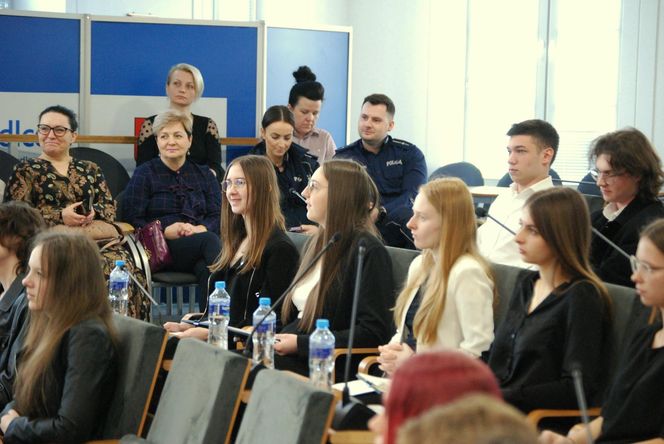 Debaty siedleckiej młodzieży ze szkół podstawowych i średnich odbyły się w ramach kampanii profilaktycznej Widzę Rozmawiam Reaguję 2025