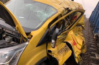 Groźny wypadek koło Łasku. Zderzenie samochodu dostawczego z pociągiem