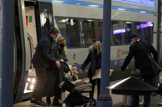 Donald Tusk z rodziną na dworcu kolejowym w Sopocie