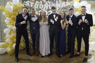 Studniówka na 34. piętrze. Bal maturalny IV LO w Gdańsku [ZDJĘCIA]