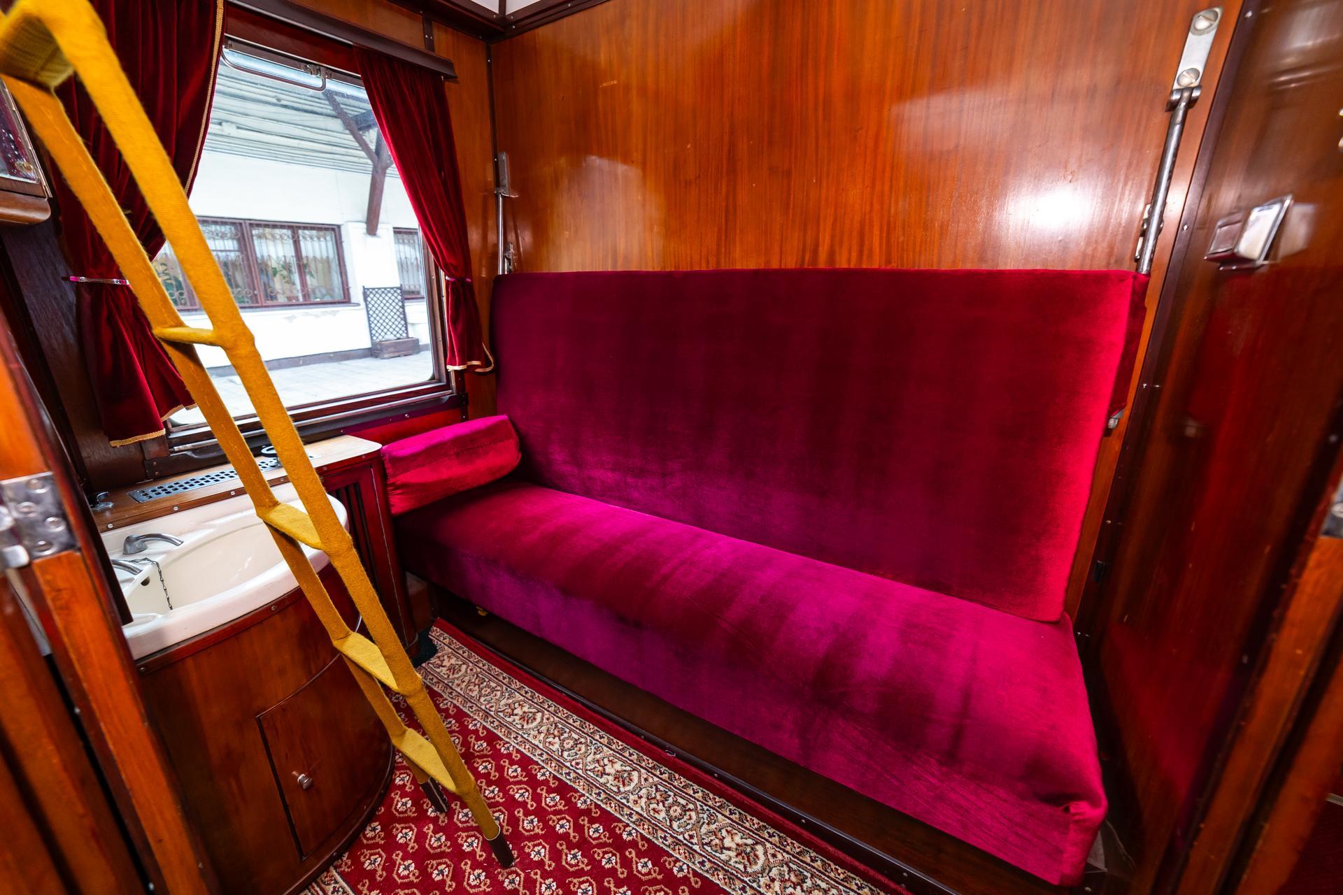 Wagon salonowy - zdjęcia. Zobacz wnętrze wagonu, którym podróżowali najważniejsi politycy z PRL-u