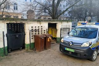 Puchate maleństwo konało z zimna na śmietniku. Wstrząsające