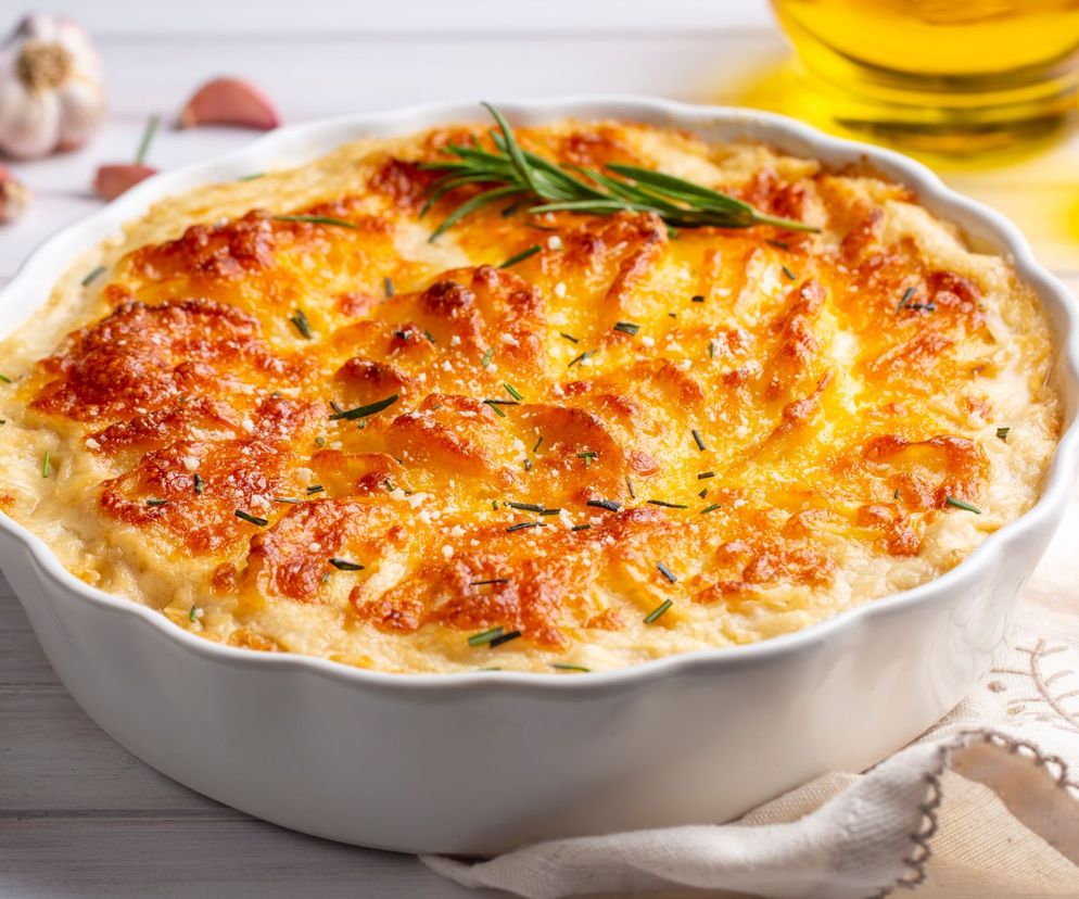 Zapiekanka z kapusty włoskiej i ziemniaków. Pomysł na sycący wege posiłek