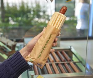 Robot robi hot-dogi w Żabce