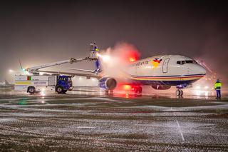 Katowice Airport. Odladzanie samolotów na lotnisku w Pyrzowicach
