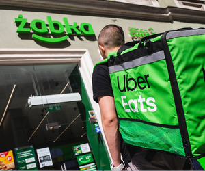 Poznań: Żabka rozpoczęła współpracę z Uber Eats! Można zamówić zakupy z dostawą do domu! 