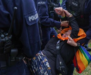 Aktywistka Katarzyna Augustynek zatrzymana przez policję podczas kontrmanifestacji na trasie pikiety przeciwko imigracji
