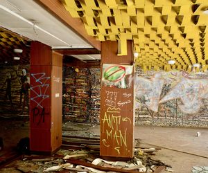 Czyszczenie mozaiki w Kiekrzu z bazgrołów