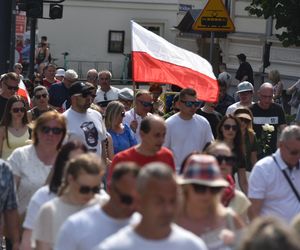 Marsz Milczenia dla Klaudii w Toruniu. „Niech nasza cisza przemówi głośniej niż słowa” [GALERIA]