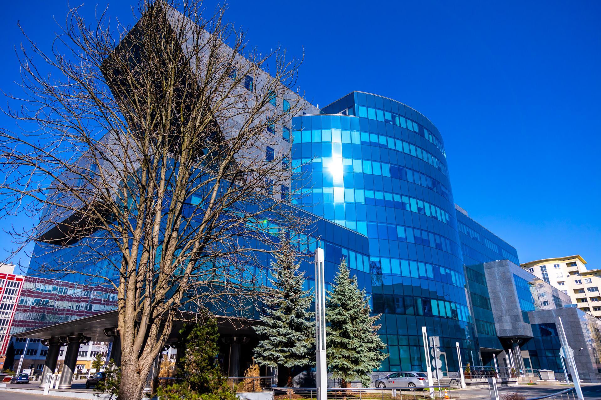 Biurowiec w kształcie czajnika stoi w Warszawie - zdjęcia. Zobacz, jak wygląda