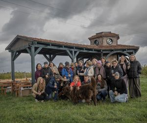 Stowarzyszenie Kobiety i wino przed oryginalną scenografią z filmu Chopin, Chopin w Winnicy Saganum. Z końcem października dziewczyny organizują Konferencję enologiczną, w której Renata również weźmie udział.