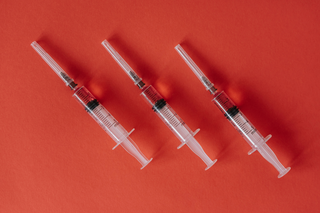 Lubelski lekarz „antyszczepionkowiec” straszył swoich pacjentów przed szczepieniem na COVID-19 