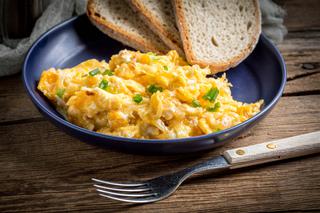 Łatwe, tanie, zdrowe? Zobacz, jak zrobić jajka z cebulą!