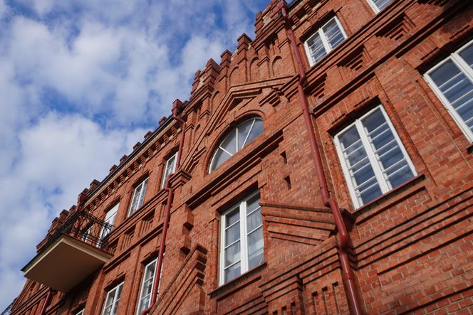 To najpiękniejsza kamienica w Białymstoku. Ceglana fasada z XIX wieku błyszczy do dziś