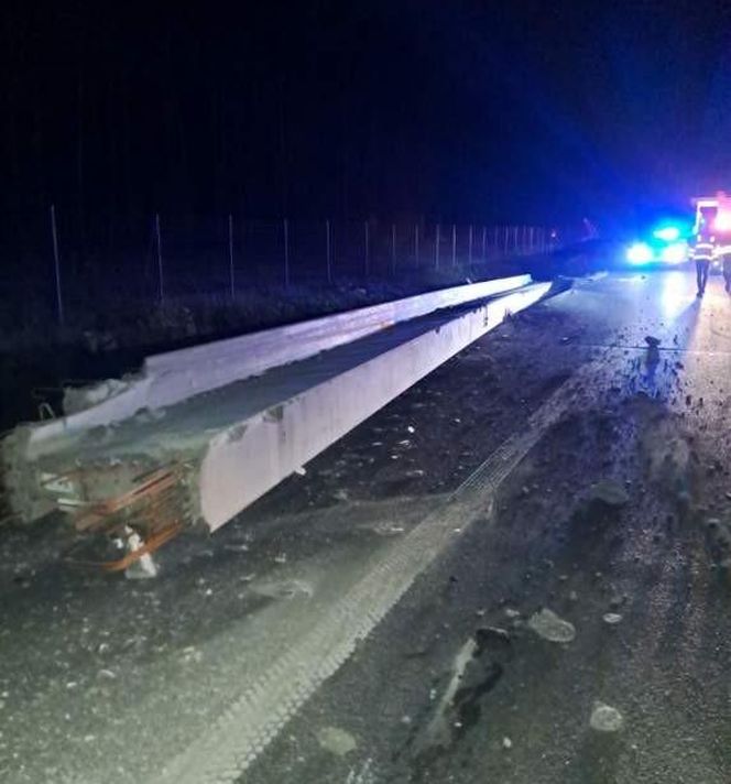Powiat Garwoliński: na S17 naczepa zjechała do rowu, rozrzucając metalowe belki mostowe