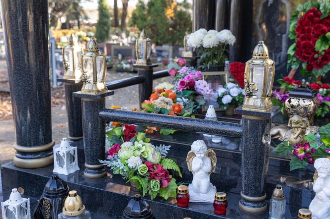 Tego grobu nikt się nie spodziewał! Zadaszenie, stół i krzesła na cmentarzu w Poznaniu