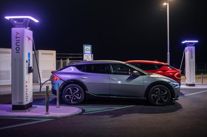 Co trzeci konsument nie kupi auta elektrycznego w obawie o szybkość i dostępność ładowarek