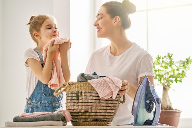 Jak odświeżyć ubrania w domu? Pozbądź się bakterii i nieprzyjemnych zapachów bez prania