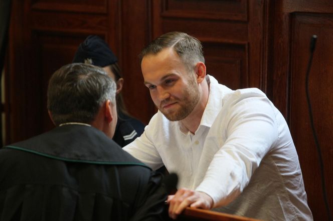 „Byłam obok, gdy tłukli Maćka”. Oskarżony o śmiertelne pobicie Maćka na Nowym Świecie z uśmiechem na twarzy słuchał zeznań świadków
