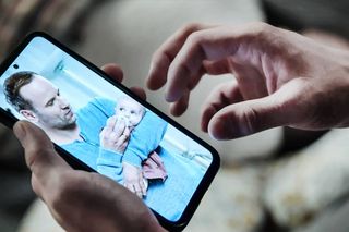 Pierwsza miłość odc. 4077. Janek (Maciej Mikołajczyk) i jego córka Pola