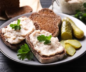 Smarowidło z wędzonej słoniny lub boczku z czosnkiem: superancki przepis do chleba