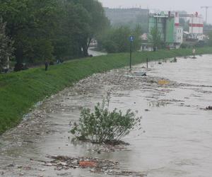 Wielka woda wdzierała się do domów. 14 lat temu Kraków i Małopolska walczyły z powodzią