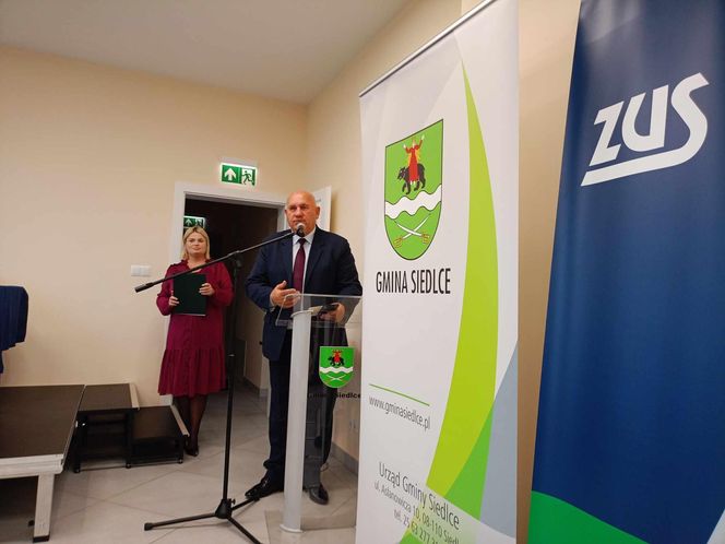 W ramach umowy seniorzy z gminy Siedlce wezmą udział w różnych zajęciach edukacyjnych i integracyjnych