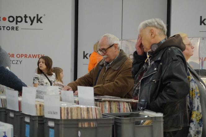 Zimowy Kiermasz Płyt Winylowych w Bydgoszczy. Czarne krążki przyciągnęły tłumy! 