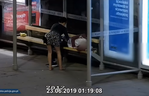 Bezczelna złodziejka z Krakowa! Obrabowała śpiącego na przystanku
