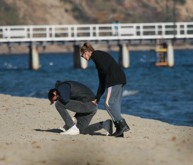 Mąż Przybylskiej harcuje na plaży