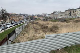 Metalowe ogrodzenie zniknie! W centrum Lublina powstanie duży parking  