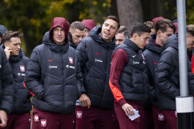 Reprezentacja zmokła na spacerze. Lewandowski się krył przed deszczem