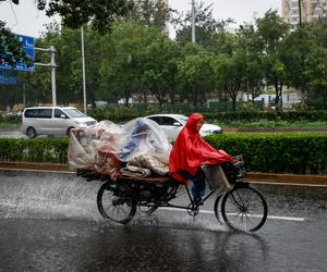 Chiny. Tysiące ludzi uciekają ze swoich domów, gdy ulewny deszcz uderzył w Pekin