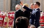 Podczas pogrzebu papieża Franciszka Marszałek Sejmu Szymon Hołownia robi sobie selfie 