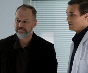 M jak miłość odc. 1880. Olek (Maurycy Popiel), Mirosław Wójcik (Jakub Kornacki)