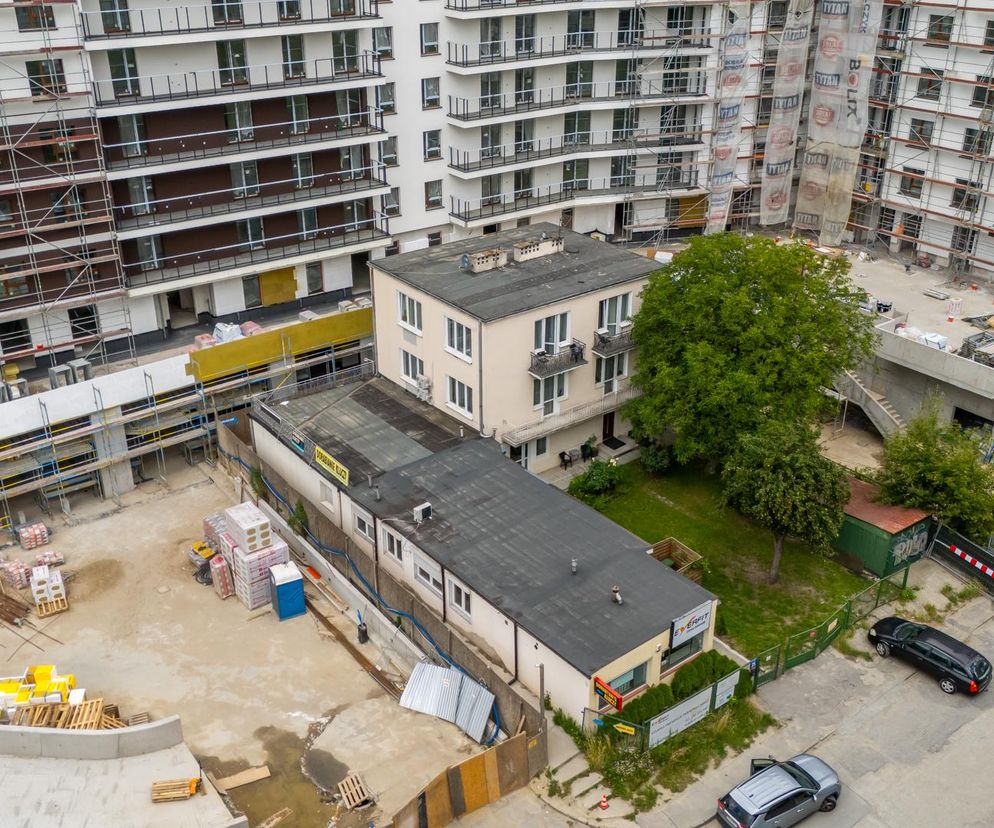 Ogromny blok otoczył przedwojenny dom. Niezwykły widok w Warszawie