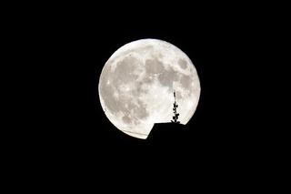 Wyjątkowa pełnia księżyca. Zdjęcia Księżyca Żniewiarzy z Białki Tatrzańskiej zapierają dech w piersiach