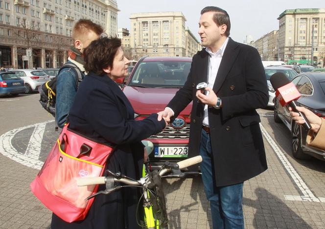 Ustawka kandydatów na placu Konstytucji. Wojna Lewicy i Trzeciej Drogi o miejsca parkingowe 