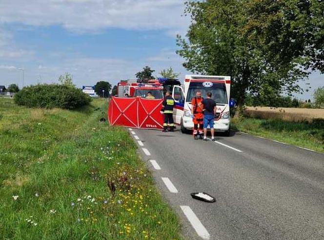 Jeden roztrzaskał się o traktor, drugi o osobówkę. Dwaj motocykliści zginęli na tej samej drodze